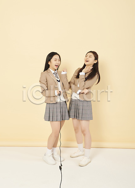 우정 10대 고등학생 두명 십대여자만 여자 청소년 한국인 JPG 앞모습 포토 교복 노란배경 들기 리모컨 사진관 서기 셀프스튜디오 셀프카메라 스튜디오 스튜디오촬영 실내 여학생 웃음 유행 잡기 전신 친구
