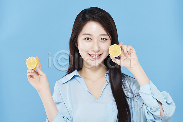 상큼 청순 20대 성인 성인여자한명만 여자 한국인 한명 JPG 앞모습 포토 들기 레몬 뷰티 상반신 셔츠 스튜디오촬영 실내 응시 의료성형뷰티 차분 파란배경