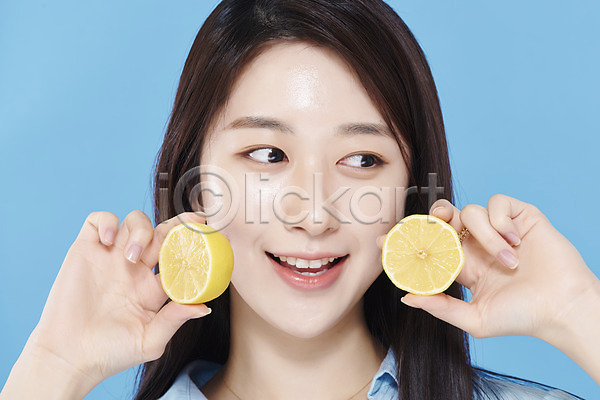 상큼 청순 20대 성인 성인여자한명만 여자 한국인 한명 JPG 근접촬영 앞모습 포토 들기 레몬 뷰티 상반신 셔츠 스튜디오촬영 실내 응시 의료성형뷰티 차분 파란배경
