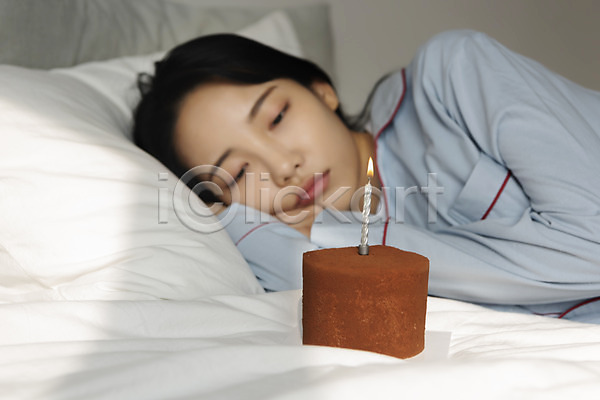슬픔 20대 성인 성인여자한명만 여자 한국인 한명 JPG 앞모습 포토 눕기 베개 상반신 생일 실내 싱글라이프 우먼라이프 우울증 응시 잠옷 주간 초콜릿케이크 촛불 침대 코로나바이러스 코로나블루
