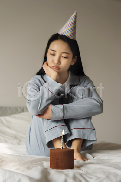 슬픔 20대 성인 성인여자한명만 여자 한국인 한명 JPG 앞모습 포토 고깔(모자) 생일 실내 싱글라이프 앉기 우먼라이프 우울증 웅크림 응시 잠옷 전신 주간 초콜릿케이크 촛불 침대 코로나바이러스 코로나블루 턱괴기