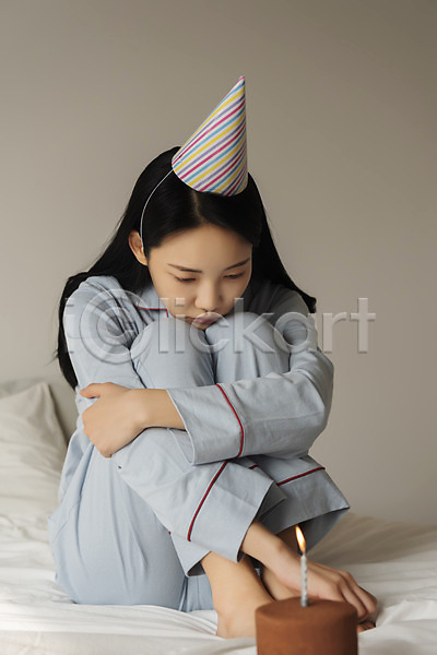 슬픔 20대 성인 성인여자한명만 여자 한국인 한명 JPG 옆모습 포토 고깔(모자) 생일 실내 싱글라이프 앉기 우먼라이프 우울증 웅크림 잠옷 전신 주간 초콜릿케이크 촛불 침대 코로나바이러스 코로나블루