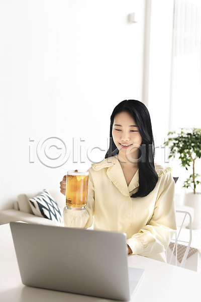 20대 성인 성인여자한명만 여자 한국인 한명 JPG 앞모습 포토 노트북 들기 맥주 맥주잔 미소(표정) 상반신 생일 실내 싱글라이프 온라인파티 우먼라이프 응시 주간 코로나바이러스 화상통화