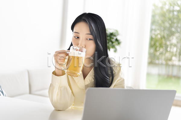 20대 성인 성인여자한명만 여자 한국인 한명 JPG 앞모습 포토 곁눈질 노트북 들기 마시기 맥주 맥주잔 상반신 생일 실내 싱글라이프 온라인파티 우먼라이프 응시 주간 코로나바이러스 화상통화