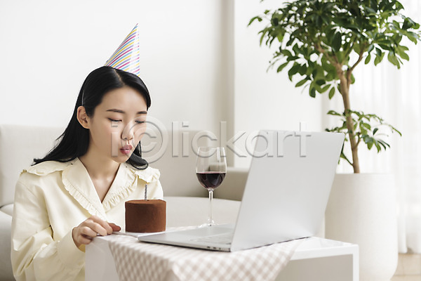 20대 성인 성인여자한명만 여자 한국인 한명 JPG 옆모습 포토 노트북 눈감음 상반신 생일 생일파티 실내 싱글라이프 온라인파티 와인잔 우먼라이프 응시 주간 초콜릿케이크 촛불끄기 코로나바이러스 화상통화