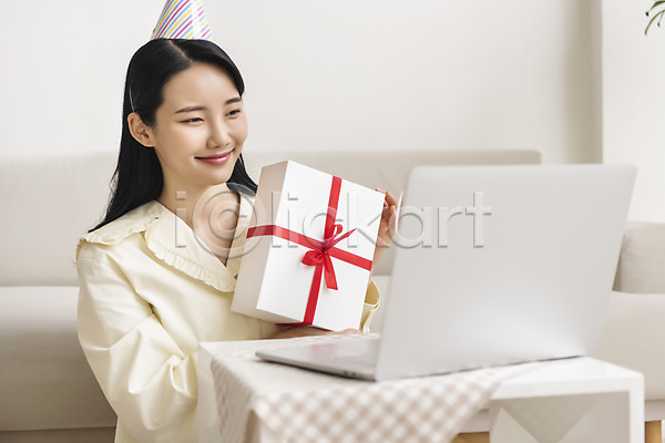 20대 성인 성인여자한명만 여자 한국인 한명 JPG 옆모습 포토 고깔(모자) 노트북 들기 미소(표정) 상반신 생일 생일파티 선물상자 실내 싱글라이프 온라인파티 우먼라이프 응시 주간 코로나바이러스 화상통화
