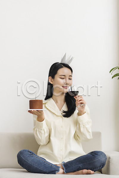 20대 성인 성인여자한명만 여자 한국인 한명 JPG 앞모습 포토 눈감음 들기 마시기 생일 생일파티 실내 싱글라이프 앉기 와인 왕관 우먼라이프 전신 주간 초콜릿케이크 코로나바이러스