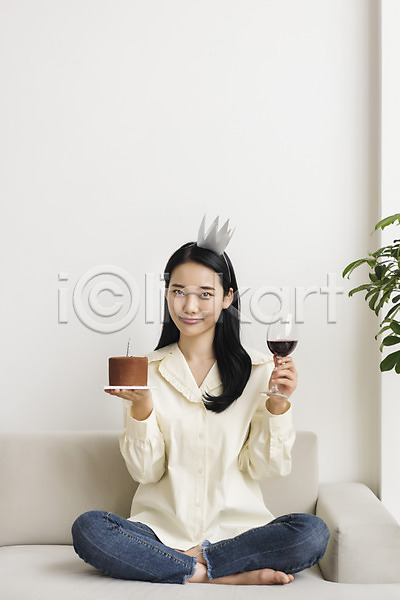 20대 성인 성인여자한명만 여자 한국인 한명 JPG 앞모습 포토 들기 미소(표정) 생일 생일파티 실내 싱글라이프 앉기 와인 와인잔 왕관 우먼라이프 응시 전신 주간 초콜릿케이크 코로나바이러스
