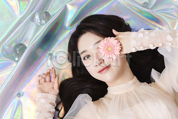 청순 20대 성인 성인여자한명만 여자 한국인 한명 JPG 앞모습 포토 거베라 눈가림 눕기 드레스 들기 미소(표정) 뷰티 상반신 스튜디오촬영 실내 유리구슬 응시 의료성형뷰티 홀로그램 화장