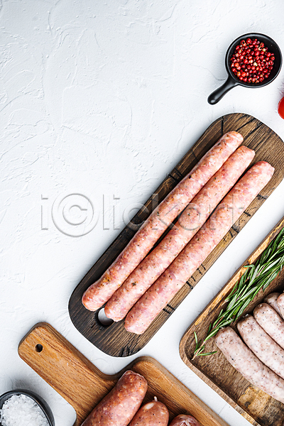사람없음 JPG 포토 해외이미지 나무도마 돼지고기 로즈메리 소금 소시지 실내 전통음식 후추 흰배경