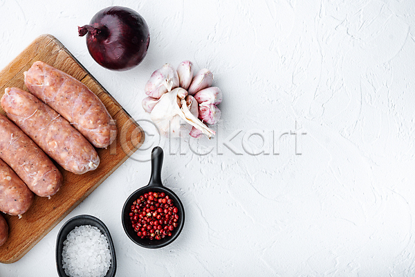 사람없음 JPG 포토 해외이미지 나무도마 돼지고기 마늘 소금 소시지 실내 양파 전통음식 후추 흰배경