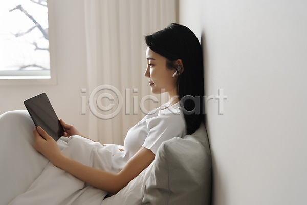 20대 성인 성인여자한명만 여자 한국인 한명 JPG 옆모습 포토 기댐 들기 무선이어폰 베개 상반신 실내 싱글라이프 앉기 우먼라이프 이불 침대 태블릿