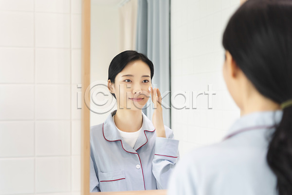 20대 성인 성인여자한명만 여자 한국인 한명 JPG 소프트포커스 앞모습 포토 거울 미소(표정) 바르기 반사 상반신 서기 스킨케어 실내 싱글라이프 우먼라이프 잠옷 피부관리 화장실
