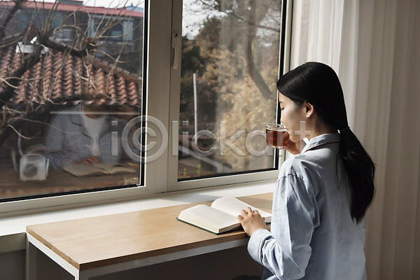 편안함 20대 성인 성인여자한명만 여자 한국인 한명 JPG 옆모습 포토 들기 마시기 상반신 실내 싱글라이프 앉기 우먼라이프 차(음료) 찻잔 창가 책 책상