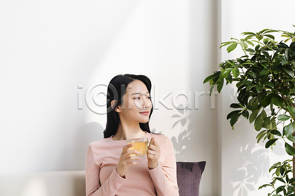 휴식 20대 성인 성인여자한명만 여자 한국인 한명 JPG 앞모습 포토 들기 미소(표정) 상반신 실내 싱글라이프 앉기 우먼라이프 응시 잎 차(음료) 차분 찻잔 힐링