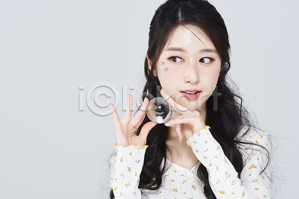 청순 20대 성인 성인여자한명만 여자 한국인 한명 JPG 앞모습 포토 들기 뷰티 상반신 스튜디오촬영 실내 유리구슬 응시 의료성형뷰티 화장 회색배경