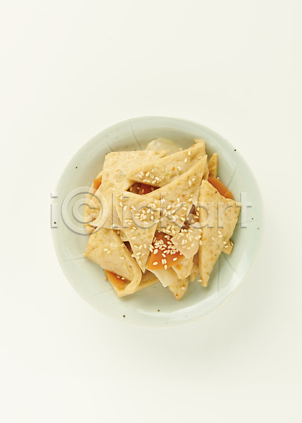 사람없음 JPG 포토 하이앵글 반찬 스튜디오촬영 실내 어묵조림 접시 집밥 한식 흰배경