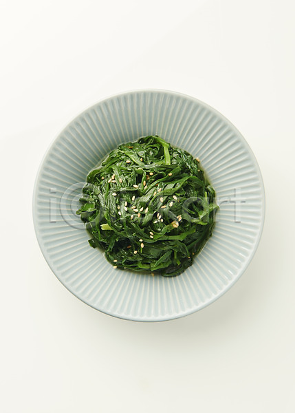 사람없음 JPG 포토 하이앵글 나물무침 반찬 부추 스튜디오촬영 실내 접시 집밥 한식 흰배경