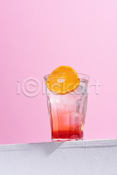 사람없음 JPG 로우앵글 포토 냉음료 메뉴 분홍색배경 스튜디오촬영 실내 얼음 여름(계절) 오렌지 오렌지에이드 음료 잔 카페