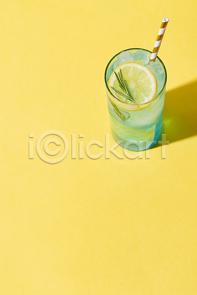 사람없음 JPG 포토 하이앵글 냉음료 노란배경 레몬 메뉴 블루레몬에이드 빨대 스튜디오촬영 실내 여름(계절) 음료 잔 카페