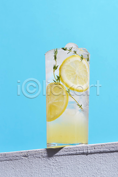 사람없음 JPG 로우앵글 포토 냉음료 레모네이드 레몬 메뉴 스튜디오촬영 실내 얼음 여름(계절) 음료 잔 카페 파란배경
