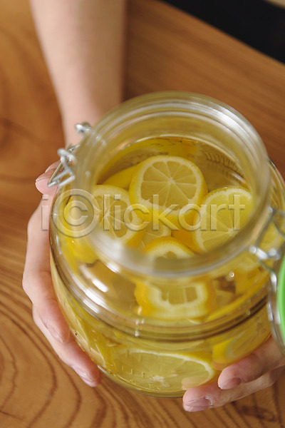 신체부위 JPG 포토 하이앵글 과실주 담금주 들기 레몬 맨라이프 손 실내 싱글라이프 유리병 주방 취미