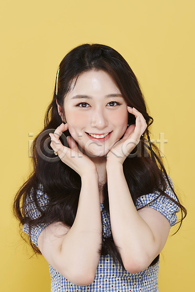 청순 20대 성인 성인여자한명만 여자 한국인 한명 JPG 앞모습 포토 꽃받침 노란배경 머리핀 미소(표정) 뷰티 상반신 스튜디오촬영 실내 응시 의료성형뷰티