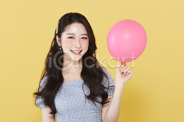 청순 20대 성인 성인여자한명만 여자 한국인 한명 JPG 앞모습 포토 노란배경 들기 머리핀 미소(표정) 뷰티 상반신 스튜디오촬영 실내 응시 의료성형뷰티 풍선