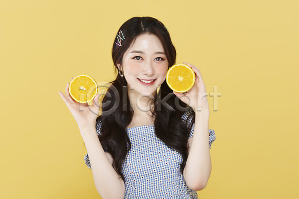 청순 20대 성인 성인여자한명만 여자 한국인 한명 JPG 앞모습 포토 노란배경 들기 머리핀 미소(표정) 뷰티 상반신 스튜디오촬영 실내 양갈래머리 오렌지 응시 의료성형뷰티