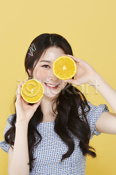 청순 20대 성인 성인여자한명만 여자 한국인 한명 JPG 앞모습 포토 노란배경 눈가림 들기 머리핀 미소(표정) 뷰티 상반신 스튜디오촬영 실내 양갈래머리 오렌지 응시 의료성형뷰티