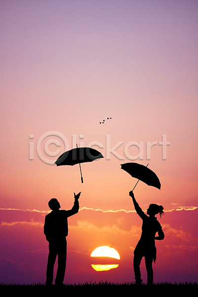 남자 두명 성인 성인만 여자 JPG 실루엣 포토 해외이미지 던지기 들기 야간 야외 우산 일몰 전신 커플 하늘 해외202004 해외202105