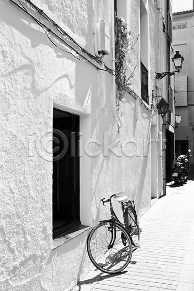 사람없음 JPG 포토 해외이미지 흑백 가로등 거리 그림자 벽면 야외 여름(계절) 유럽 유럽풍경 자전거 주간 해외202004 해외202105