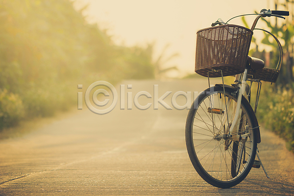 사람없음 JPG 포토 해외이미지 도로 야외 여름(계절) 자전거 주간 풍경(경치) 해외202004 해외202105
