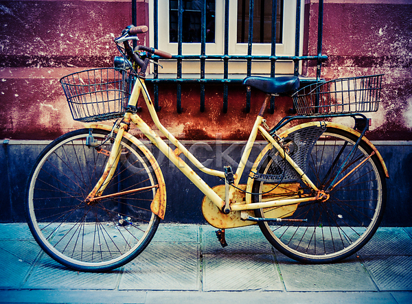 사람없음 JPG 포토 해외이미지 거리 야외 유럽 자전거 주간 창문 한대 해외202004 해외202105