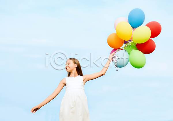 미래 자유 축하 행복 10대 사람 어린이 여자 한명 JPG 포토 해외이미지 가족 꿈 놀이 라이프스타일 몽환 미소(표정) 백그라운드 생일 야외 여름(계절) 여행 웃음 자연 컬러풀 파란색 파티 풍선 하늘 해외202004 해외202105 휴가