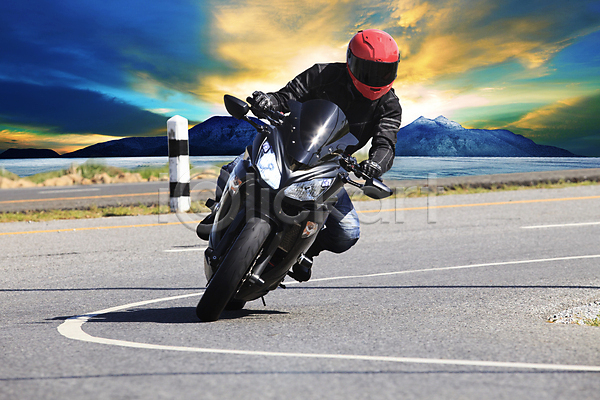 남자 성인 성인남자한명만 한명 JPG 앞모습 포토 해외이미지 도로 라이더 산 승차 야외 오토바이 전신 주간 하늘 해외202004 해외202105 헬멧