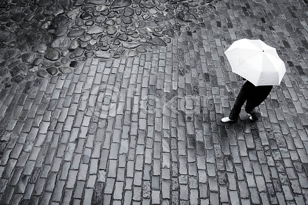 사람 여자 한명 JPG 포토 해외이미지 거리 걷기 검은색 길 날씨 도로 도시 야외 어둠 우산 젖음 타운 해외202004 해외202105