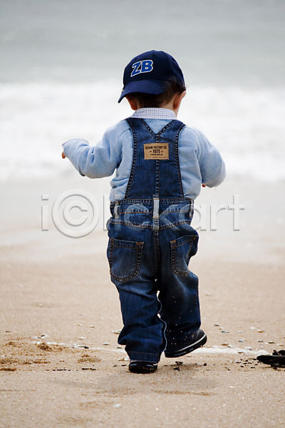 기쁨 청춘(젊음) 행복 남자 백인 사람 소년 아기 어린이 한명 JPG 포토 해외이미지 1 걷기 놀이 모래 야외 작음 장난 청바지 표현 학습 해외202004 해외202105