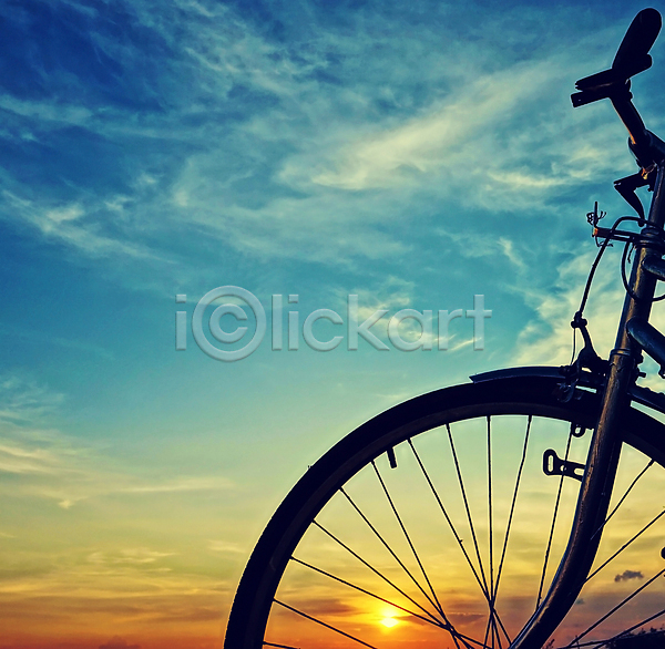 사람없음 JPG 포토 해외이미지 구름(자연) 야외 자전거 주간 태양 풍경(경치) 하늘 해외202004 해외202105
