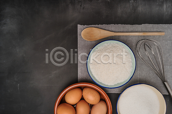 사람없음 JPG 포토 하이앵글 해외이미지 거품기 검은배경 계란 그릇 나무숟가락 밀가루 설탕 실내 재료 제빵 종이호일 해외202004 해외202105 휘핑기