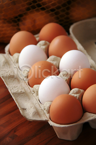 사람없음 JPG 포토 해외이미지 계란 계란판 나무배경 식재료 실내 해외202004 해외202105