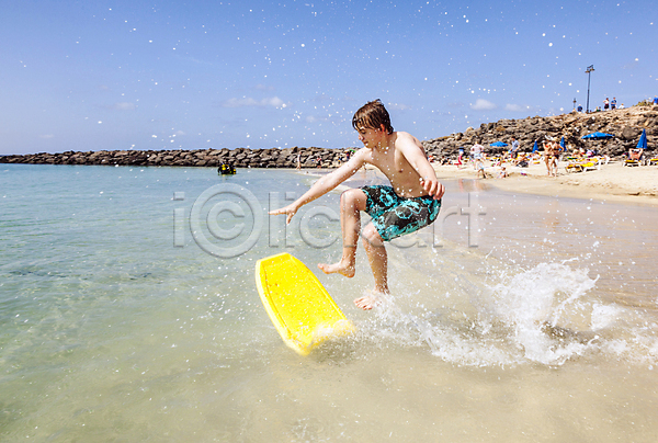 기쁨 행복 10대 남자 백인 사람 소년 어린이 한명 JPG 포토 해외이미지 1 눈(신체부위) 달리기 라이프스타일 물 바다 서핑 서핑보드 수영 스페인 스포츠 야외 얼굴 에너지 여름(계절) 여행 젖음 파도 파란색 해외202004 해외202105 휴가
