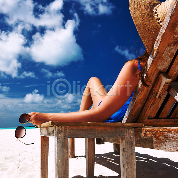 고급 휴식 인도인 한명 JPG 포토 해외이미지 모래 몰디브 물 바다 선글라스 섬 손 야외 여름(계절) 여행 의자 이국적 자연 잡기 터키석 파란색 풍경(경치) 하늘 해외202004 해외202105 휴가