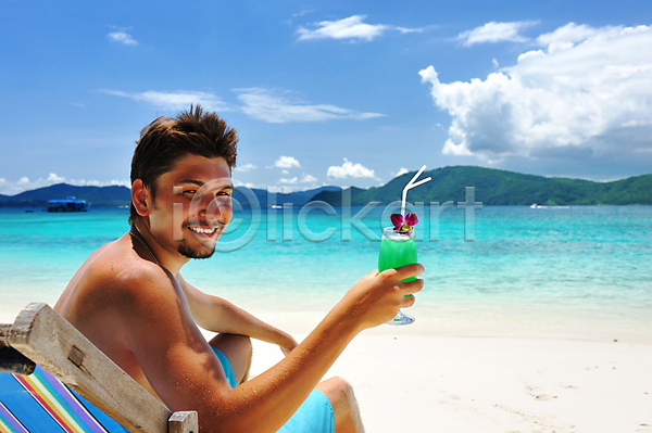 남자 한명 JPG 포토 해외이미지 가장자리 구름(자연) 모래 물 바다 선탠 섬 수평선 알코올 야외 여름(계절) 여행 여행객 음료 자연 칵테일 터키석 파란색 풍경(경치) 하늘 해외202004 해외202105 휴가 휴양지