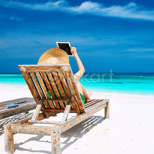 고급 침묵 휴식 사람 한명 JPG 포토 해외이미지 독서 디지털 라이프스타일 멀리 모래 몰디브 물 바다 선탠 스크린 앉기 여름(계절) 여행 의자 이국적 자연 컴퓨터 터치 파란색 하늘 해외202004 해외202105 휴가 휴양지 흰색