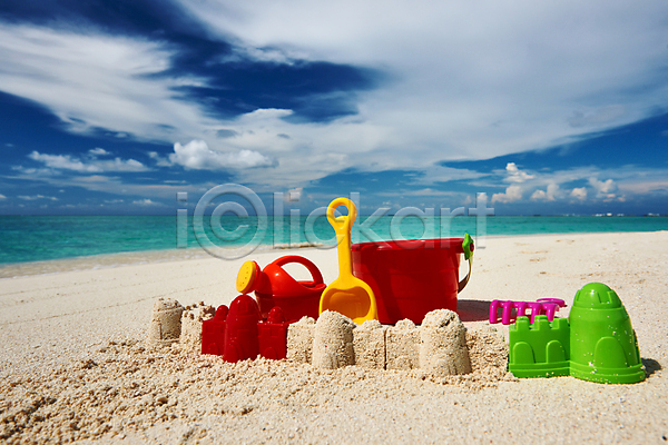 사람없음 JPG 포토 해외이미지 국자 노란색 놀이 모래 바다 빨간색 삽 야외 양동이 여름(계절) 여행 장난감 태양 플라스틱 하늘 해외202004 해외202105 휴가 휴양지