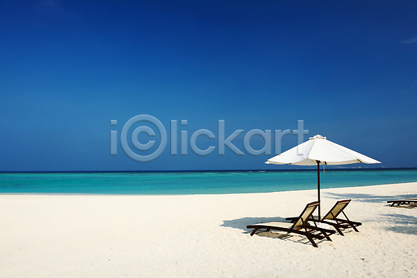 고급 사람없음 JPG 포토 해외이미지 모래 몰디브 물 바다 섬 야외 양산 여름(계절) 여행 우산 의자 이국적 자연 터키석 파란색 풍경(경치) 하늘 해외202004 해외202105 휴가