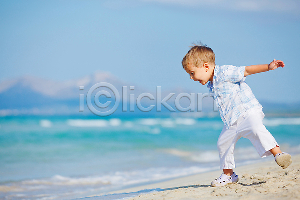 행복 휴식 소년 어린이 한명 JPG 포토 해외이미지 가족 놀이 모래 바다 섬 야외 여름(계절) 여행 여행객 자연 파도 파란색 해변 해외202004 해외202105 휴가 휴양지