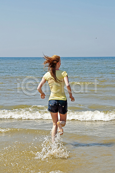 행복 휴식 백인 사람 성인 여자 한명 JPG 포토 해외이미지 1 건강 네덜란드 달리기 라이프스타일 모래 물 바다 비키니 신체 야외 여름(계절) 여행 자연 태양 파란색 하늘 해외202004 해외202105 휴가