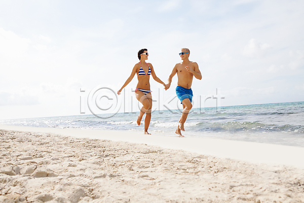 사랑 함께함 행복 휴식 남자 두명 백인 사람 여자 JPG 포토 해외이미지 2 가족 관계 라이프스타일 모래 물 미소(표정) 바다 백그라운드 야외 여름(계절) 여행 일몰 자연 커플 해외202004 해외202105 햇빛 휴가 흰색